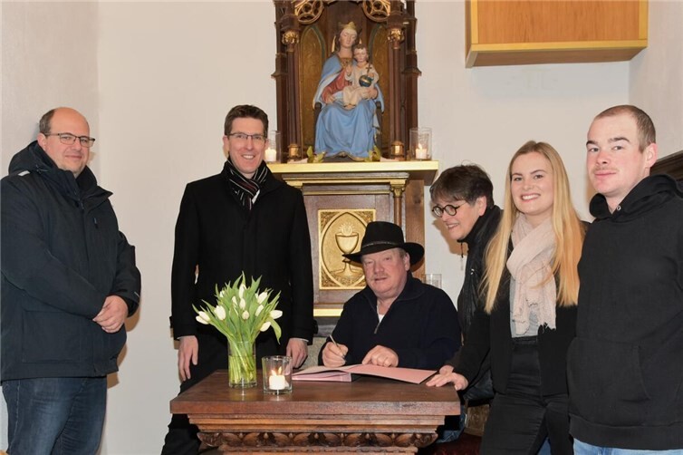 „Wir freuen uns, Brautpaaren mit der Kapelle im Blumenhof ein wunderschönes Trauzimmer präsentieren zu können. Dass unsere besonderen Trauorte bestens ankommen, zeigen die zunehmenden Anfragen, die immer öfter auch von Paaren, die nicht in der VG Pellenz wohnen, eingehen“, so Sebastian Busch bei der Unterzeichnung der Vereinbarung. Foto: Cornel Schlüter