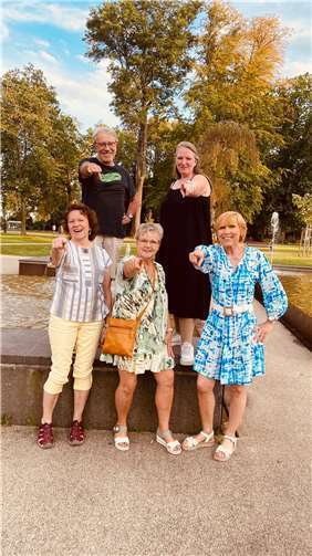 „Wir freuen uns auf Euch!“ (die Kerngruppe „Kleine Bühne“ v.l.n.r. oben: Rudolf Kirwald und Stephanie Neumann, untere Reihe: Cecylia Darda, Jutta Flink und Martina Bouhs.  Foto: Angeline Engelke