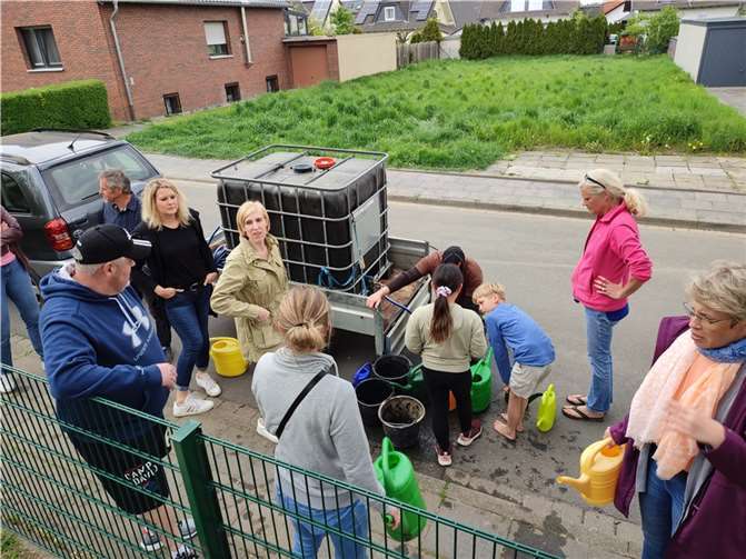 „Wir haben 25-mal gegossen und dabei rund 20.000 Liter Wasser ausgebracht“, führt Daniel Südhof, Vorsitzender der Lüftelberger Dorfgemeinschaft, sichtlich zufrieden mit dem erfolgreichen Verlauf der Aktion aus. Foto: privat