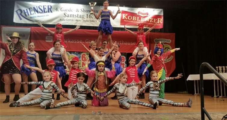 „Wir haben den Pokal“ – Siegerfoto der Showtanzgruppe beim Finale. privat