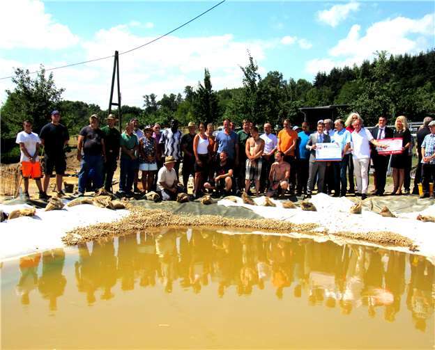 „Wir haben fertisch!“ – das ausführende Aktionsteam mit Sponsorenund der Stadtspitze beim Projektabschluss am vergangenen Mittwoch. Fotos: -MKA-