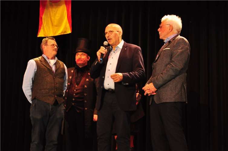Jetzt geht die Hilfe für das Ahrtal weiter „Wir helfen Euch auch weiterhin“, versprach Werner Spitzley den Repräsentanten der Ahr: Gerhard Schreier (li.) und Alfred Sebastian (re.).