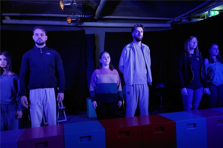 Wir hier drinnen - die da draußen