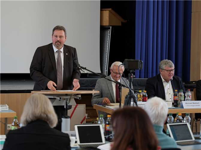 „Wir sehen gleichermaßen eine Gefahr für die Demokratie von Links- und Rechtsextremismus“, begründete Michael Christ (CDU) die von ihm beantragte Änderung der Resolution.  Foto: Martin Boden/Kreisverwaltung Neuwied