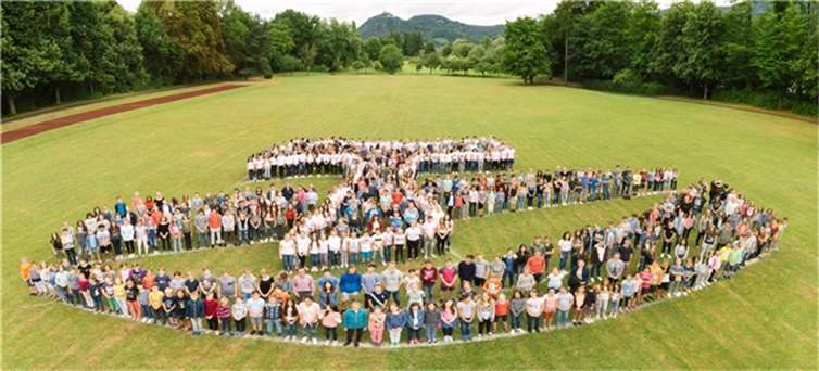 Wir sind Nonnenwerth! Bereits im Juni hatte die Schulgemeinschaft das neue Logo gemeinsam auf dem Insel-Sportplatz gestellt, um die Fotografie zum Tag der offenen Tür zu veröffentlichen. Foto: Franziskus Gymnasium Nonnenwerth