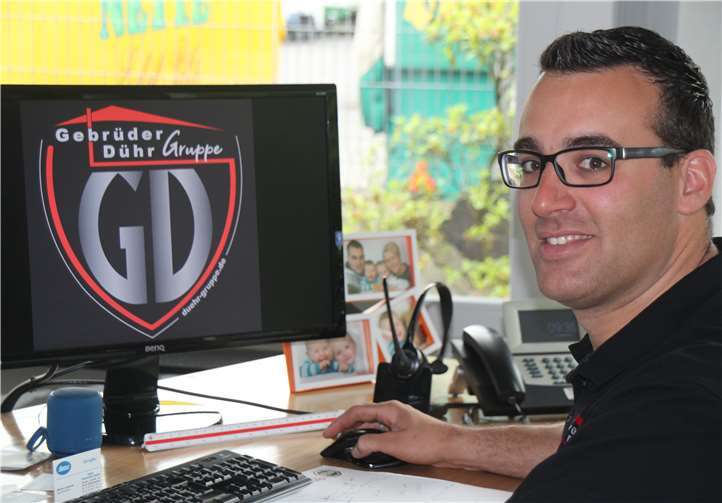 „Wir sind Werkmeister der Zukunft“ „Wir sind Werkmeister der Zukunft“ lautet die Devise von Diplom-Ingenieur Mike (Michael) Dühr, hier mit dem zukünftigen Logo der „Gebrüder Dühr Gruppe“ auf dem Bildschirm Foto: -KMI-