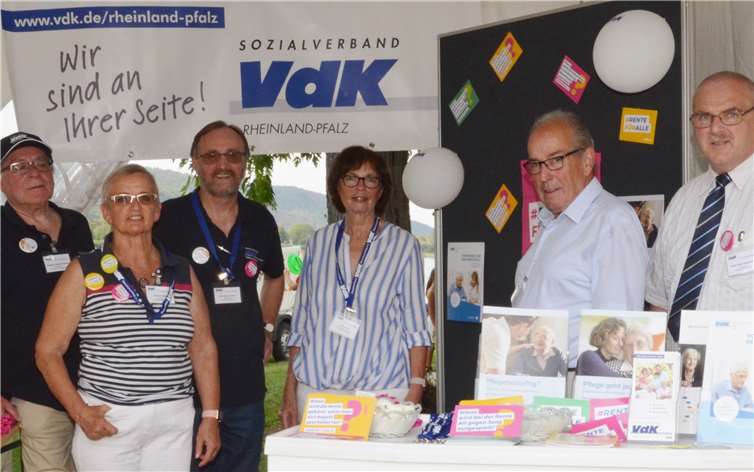 „Wir sind an Ihrer Seite“: Info-Stand des Sozialverbands VdK beim „Markt der Möglichkeiten“ in Bad Hönningen.Foto: privat