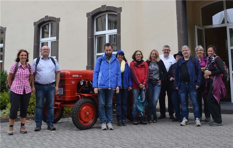 „Wir sind dann mal weg“: Eine Pilgergruppe der Barmherzigen Brüder, bestehend aus Mitarbeitenden und Klienten, machte sich auf den Weg zum Wallfahrtsort Fraukirch. privat
