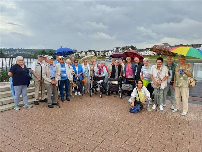 „Wir sind doch nicht aus Zucker“, lachten einige Seniorinnen, die mit Regenschirm und guter Laune an Bord gingen.  Foto: privat