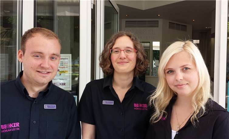 „Wir sind erst zufrieden, wenn Sie es auch sind!“ Das BECKER-Team in Bad Ems v.li.: Fachgeschäftsleiter Robert Dittrich mit Nina Jennewein und Lisa Bräkau.Privat