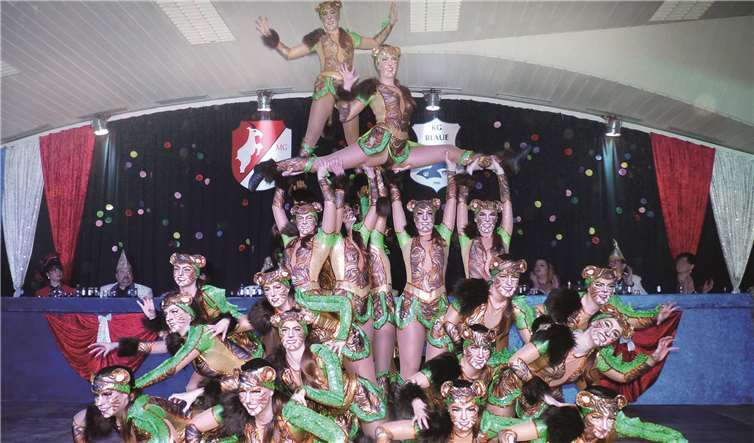 „Wir sind hungrig nach Applaus, darum wildern wir jetzt aus“ – unter diesem Motto stürmten 26 wilde Tigerladys der Showtanzgruppe Eich die Bühne.