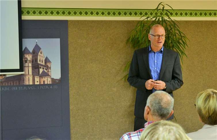 „Wir sind im großen Maß selbst verantwortlich für das, was wir im Rhein finden“, erklärte der Professor im Laacher Forum.