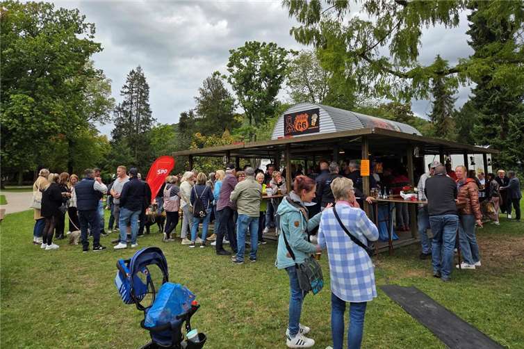 „Wir sind stolz, seit 50 Jahren Teil des Zwibbelsmaats zu sein. Unser Dank gilt allen Gästen, die mit uns gefeiert haben, sowie den vielen Helferinnen und Helfern, ohne die unser Stand nicht möglich wäre“, betont Gerd Kaiser, Vorsitzender der SPD Breisiger Land. Foto: SPD Breisiger Land
