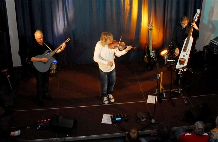 „Wir spielen am liebsten in der Provinz!“ sagt Mani Neumann. Im Alten Bahnhof, wo die Gruppe bereits zum vierten Mal auftrat, konnte er sich fast wie zuhause fühlen.
