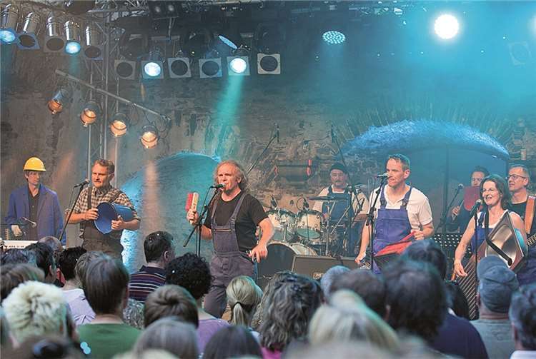 „Wir spielen auf allen – außer auf Tiernahrung“, das stellte die Gruppe „Köbes Underground“ in der Klosterruine Marienthal beim Lied „Baumarkt“ eindrucksvoll unter Beweis. JOST