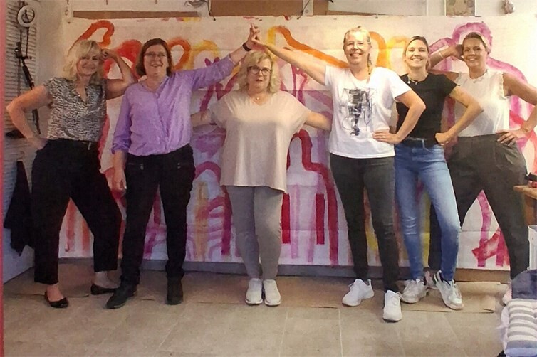 Wir stehen hier – bunt, sichtbar und zusammen stark: die FWG-Mitglieder (v.l.n.r.) Bärbel Schäfgen, Iris Hiller, Raphaela Gehm, Anja Langenbahn, Alina Flerus und Anna Greiner. 