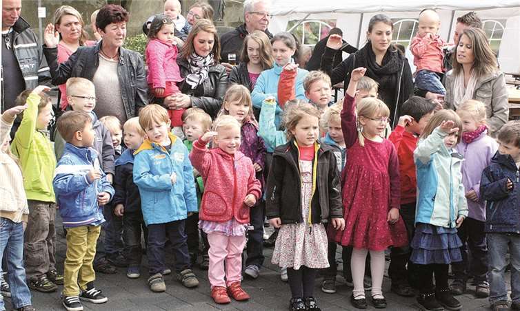 „Wir werden immer größer“, sangen und zeigten die Pusteblumen-Kinder bei der Kirmes-Eröffnung.DL