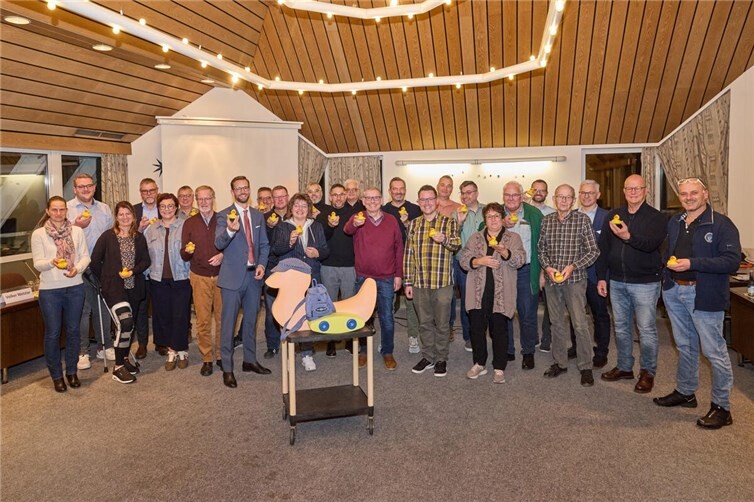 „Wir wollen ein neues Schwimmbad in Montabaur bauen“. Dafür haben sich die Ausschüsse von VG und Stadt in einer gemeinsamen Sitzung einstimmig ausgesprochen. Die große Bade-Ente aus dem Mons-Tabor-Bad hat schon ihren Rucksack gepackt und sich auf den Weg gemacht. Foto: VG Montabaur / Olaf Nitz