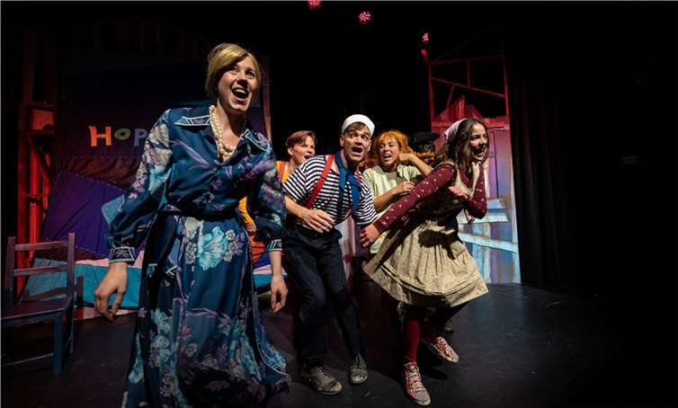 Wirbelten über die Bühne: Pippi Langstrumpf, ihre Feunde und Widersacher.Foto: Schlosstheater