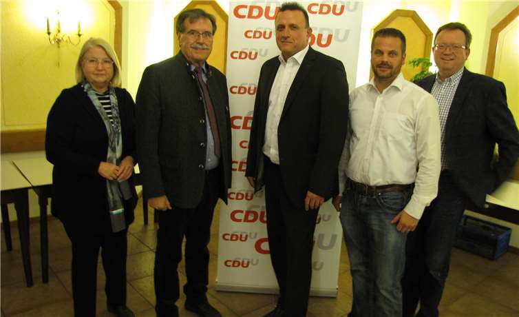 Wird der Parteibasis als Bürgermeisterkandidat vorgeschlagen: Peter Wilkes (Mitte) aus Plaidt.G. Arleth