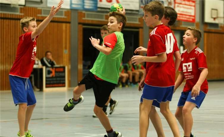 Wird die D1 den nächsten Sieg umjubeln können? (Hier Marco Brügel von der D1-Jugend beim Torwurf)Privat