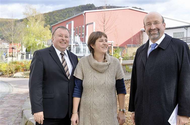Wird erweitert: die Grundschule Remagen, hier v.li. mit Dr. Jürgen Pföhler, Monika Teschner-Schleich und Herbert Georgi.KV-AW
