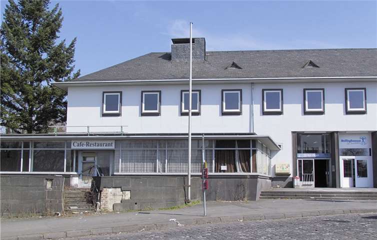 Wird immer mehr zu einem Schandfleck: Das Ostbahnhofgebäude in Mayen. GUN