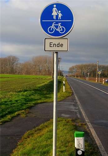 Wird zukünftig überflüssig, dieses Verkehrszeichen am bisherigen Ende des Radwegesprivat