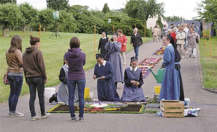 Wirkliche Kunstwerke werden aus den Blüten gelegt. privat