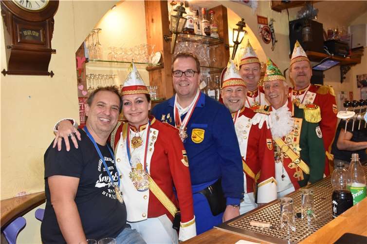 Wirt Ingo Buttenberg (l.) konnte viele Karnevalisten begrüßen. Foto: privat