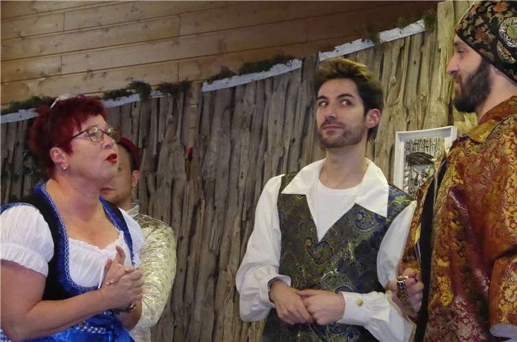 Wirtin Trude aus der Eulenstube will dem Sultan (links)von Anfang an schöne Augen machen. Fotos: GBA