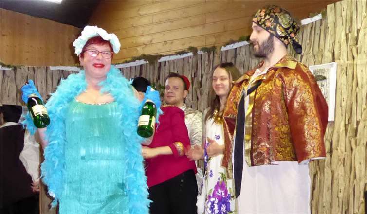 Wirtin Trude hat sich zum obligatorischen Happy End für den Sultan herausgeputzt. Der reagiert nicht ganz unbeeindruckt.