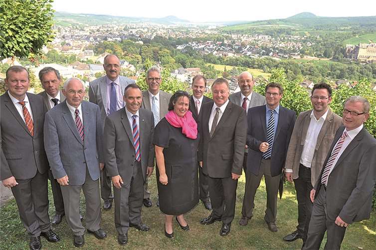 Wirtschaft und Verwaltung im Dialog: Mitglieder des IHK-Beirats, Landrat und hauptamtliche Bürgermeister des Kreises Ahrweiler im Hotel Hohenzollern in Bad Neuenahr-Ahrweiler. IHK
