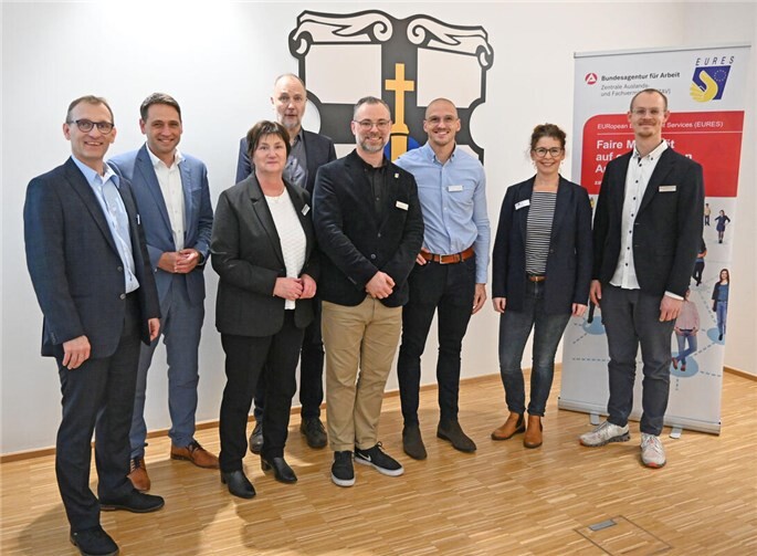 Wirtschaftsdialog in Meckenheim, von links: Wirtschaftsförderer Dirk Schwindenhammer, Bürgermeister Sven Schnieber, Brigitte Jürgens (ZAV), Stefan Krause (BA), Bastian Olpp (EURES), Daniel Dracke (BA), Nicola Inden (IHK) und Max Rummler (BA). Foto: Stadt Meckenheim