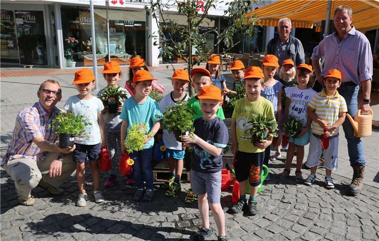 Wirtschaftsförderer Dirk Schwindenhammer (links) freute sich mit den Kindern der „Pusteblume“ über die gelungene Bepflanzungsaktion. -StF-