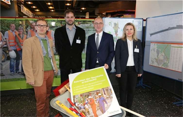 Wirtschaftsförderer Dirk Schwindenhammer (links) mit Mitarbeitern der Stadt und Bürgermeister Bert Spilles auf der Baumesse 2015.StF