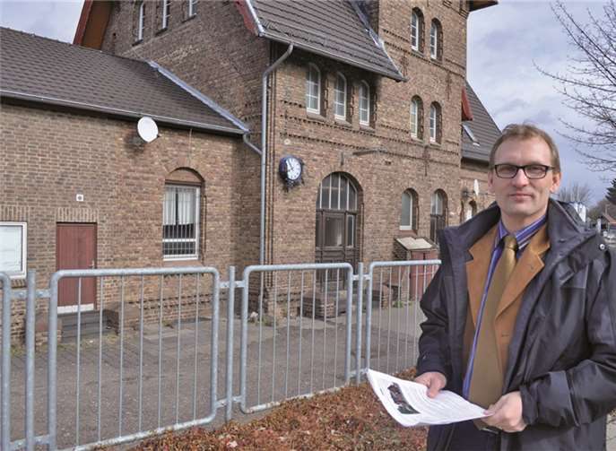 Immobilie soll mit Nutzungskonzept veräußert werden Wirtschaftsförderer Dirk Schwindenhammer vor dem Gebäude des Bahnhofs Meckenheim. Stadt Meckenheim
