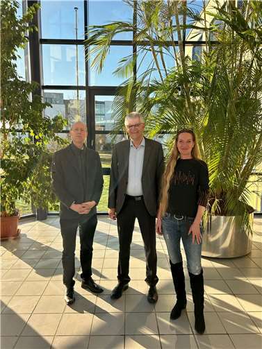 Wirtschaftsförderer Dr. Joachim Rasch, Bürgermeister Ludger Banken und Citymanagerin Ramona Mignon im Gründer- und Technologiezentrum der WFEG. Foto: Stadt Rheinbach