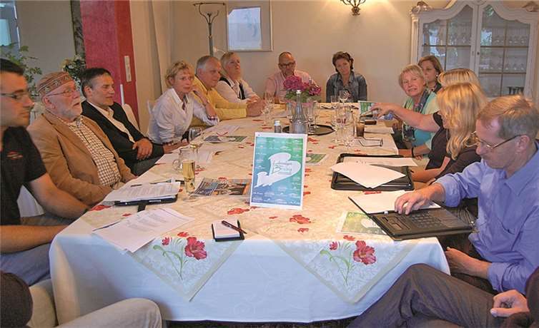 Wirtschaftsförderer Gerhard Oelsberg hatte zum „Bad Breisiger Dialog“ eingeladen. Gemeinsam diskutierte ein Kreis von Unternehmern die neue Idee einer Image-Werbung für die Quellenstadt. FA