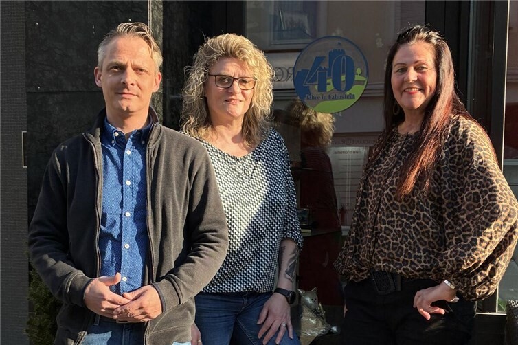 Wirtschaftsförderer Noack überreichte dem Friseursalon Stein das Lahnstein-Label für ihr 40. Jubiläum in Lahnstein.