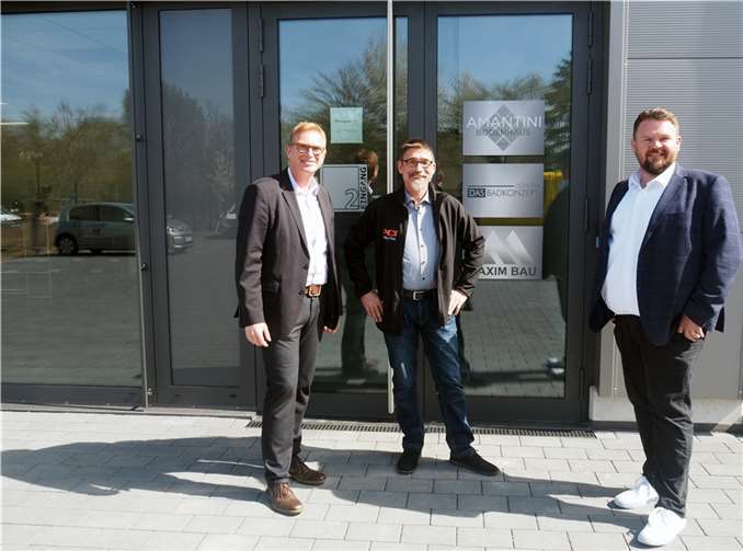 Wirtschaftsförderer Werner Prümm (links) und Bürgermeister Christoph Mohr wünschten Stefano Amantini (Mitte) viel Erfolg. Foto: Stadt Bendorf