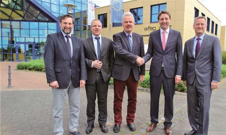 Wirtschaftsförderer und Geschäftsführer der wfeg, Robin Denstorff, wechselt ab 1. Juni zur Stadt Remscheid. FDP-Ratsherr Karsten Logemann übernimmt den Vorsitz im Aufsichtsrat der wfeg. (v.li.: CDU-Ratsherr Markus Pütz, Vorsitzender der Gesellschafterversammlung, Hans Eberhard Dorow, neuer zentraler Ansprechpartner, BM Stefan Raetz, kommissarischer Geschäftsführer der wfeg, Robin Denstorff und der neue Vorsitzende des Aufsichtsrates der wfeg, FDP-Ratsherr Karsten Logemann).Stein
