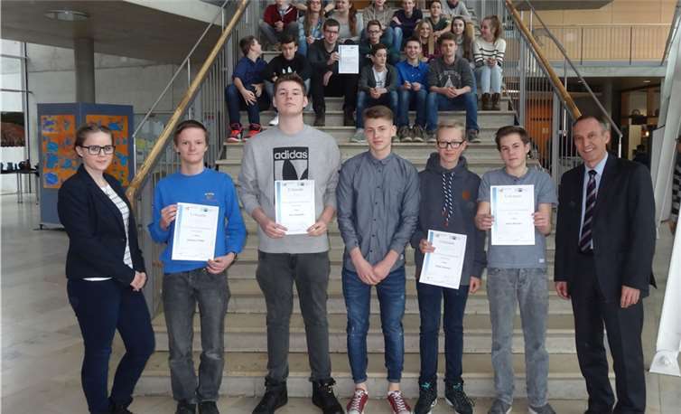 Wirtschaftsjunioren-Projektbetreuerin Ann-Katrin Wohde mit den glücklichen Siegern Johannes Pollitt (9a), Nils Schumann (9a), Constantin Wagner (9a), Hauke Kinnius (9a), Jonas Döscher (9a) und dem Geschäftsführer der Wirtschaftsjunioren, Dr. Bernd Greulich (von links). privat