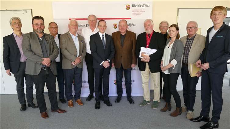 Wirtschaftsminister Dr. Volker Wissing (Mitte) nach dem Gespräch mit Vertretern von Bürgerinitiativen gegen Bahnlärm aus dem Unteren Mittelrheintal und dem Moseltal. Foto: privat