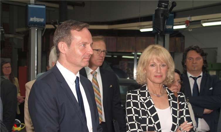 Wirtschaftsminister Dr. Volker Wissing und Bürgermeisterin Marie-Theres Hammes-Rosenstein lauschen den Erklärungen beim Rundgang durch Räumlichkeiten des Kompetenzzentrums der HWK Koblenz.US