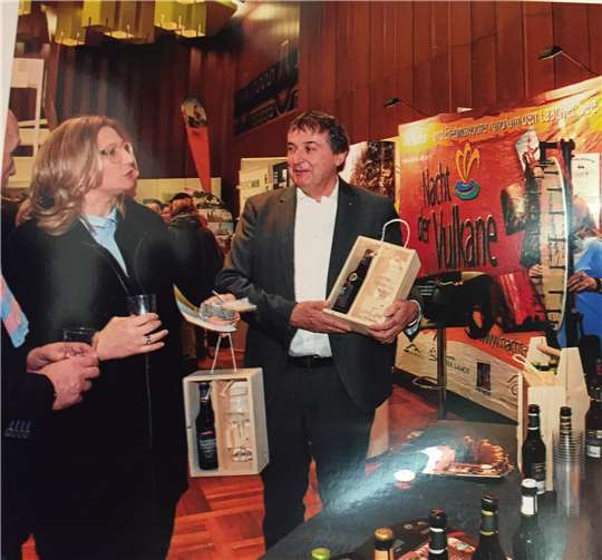 Wirtschaftsministerin Anke Rehlinger und Landrat Dr. Theophil Gallo zu Gast am Stand der Vulkanregion Laacher See. privat
