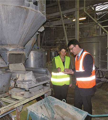 Wirtschaftsministerin Eveline Lemke interessierte sich sehr für die Produktionsmethoden, die ihr Werkleiter Bernd Mannheim erläuterte.