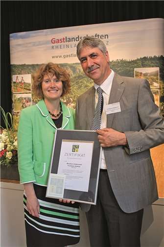 Wirtschaftsministerin Eveline Lemke übergab das Siegel an Mosellum-Leiter Wolfgang Bakesch. Rheinland-Pfalz Tourismus GmbH