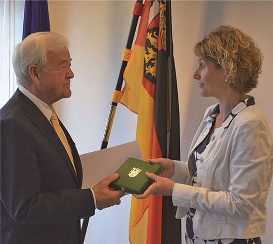 Wirtschaftsministerin Eveline Lemke überreichte Heinz Gries die Wirtschaftsmedaille.privat