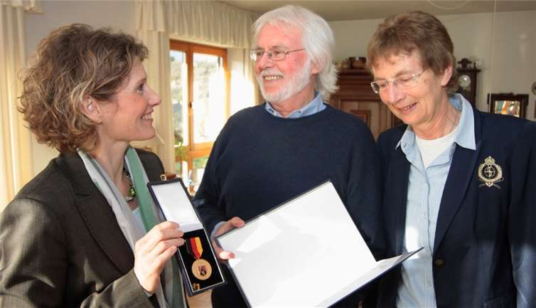 Wirtschaftsministerin Eveline Lemke verlieh Klaus Karpstein für sein außerordentliches Engagement als Lehrkraft und im Bereich Umwelt- und Naturschutz jüngst die Verdienstmedaille des Landes. . privat